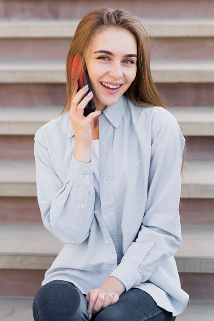 Feliz mujer rubia hablando por teléfono