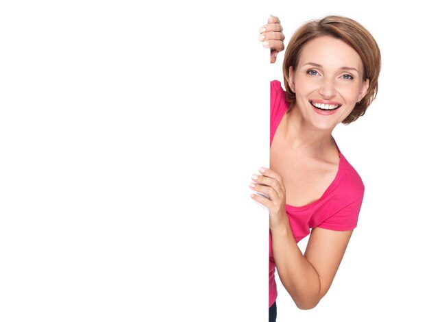 Feliz mujer sonriente con banner aislado en pared blanca