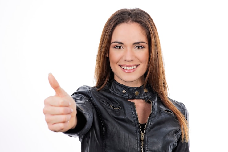 Foto gratuito feliz mujer sonriente con el pulgar hacia arriba gesto