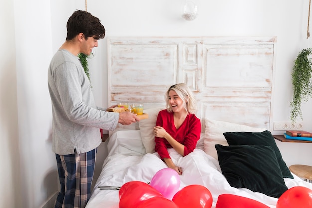 Feliz mujer sorprendida por novio