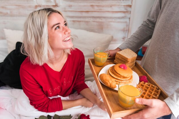 Feliz mujer sorprendida por novio