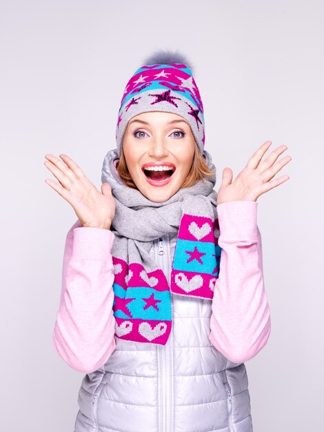 Foto gratuita feliz mujer sorprendida en ropa de invierno con brillantes emociones positivas