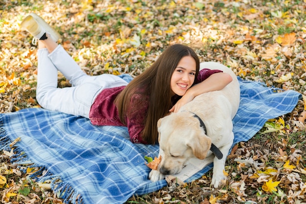 Foto gratuita feliz mujer sosteniendo su labrador