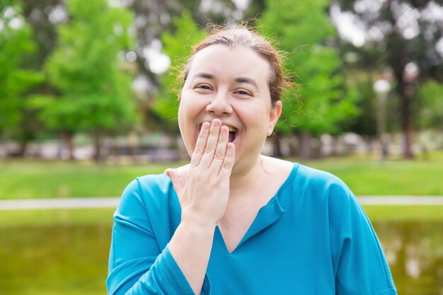 Feliz mujer de talla grande positiva recibiendo buenas noticias divertidas