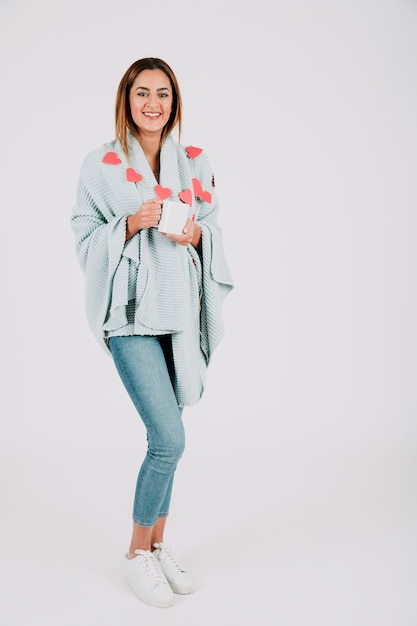 Foto gratuita feliz mujer con taza y cuadros