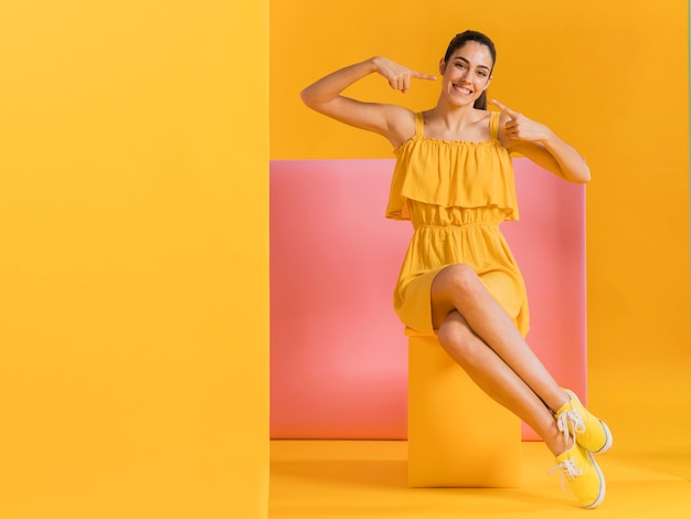 Foto gratuita feliz mujer en vestido amarillo