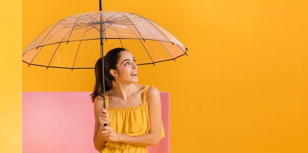 Foto gratuita feliz mujer en vestido amarillo