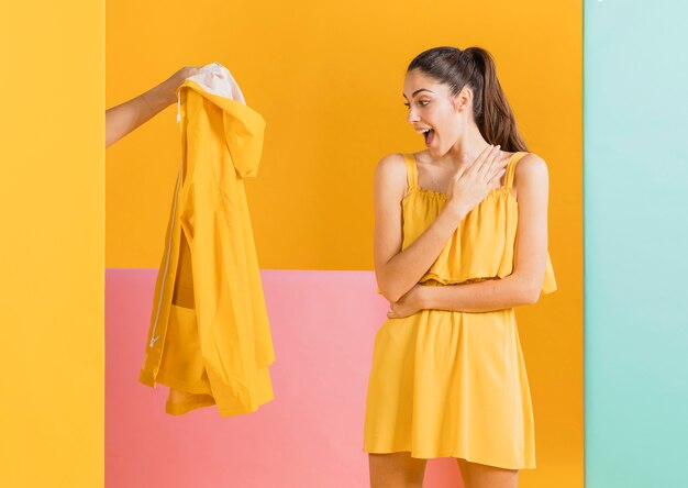 Feliz mujer en vestido amarillo