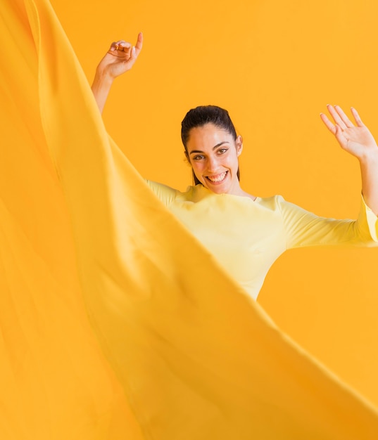 Foto gratuita feliz mujer en vestido amarillo