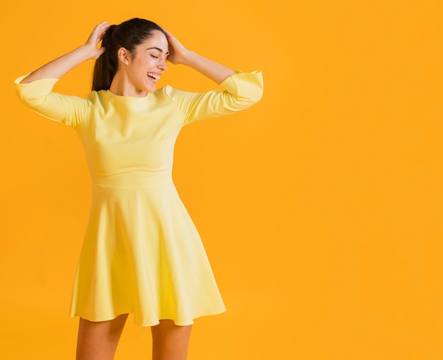 Foto gratuita feliz mujer en vestido amarillo