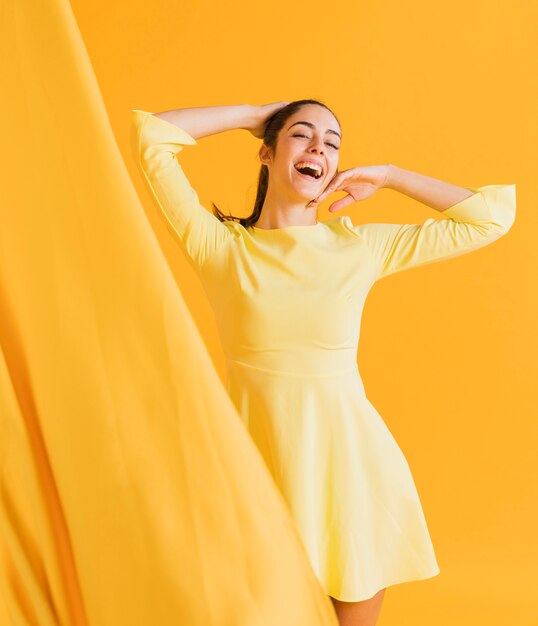 Feliz mujer en vestido amarillo