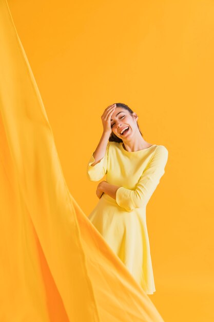 Feliz mujer en vestido amarillo