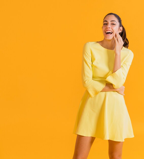 Feliz mujer en vestido amarillo