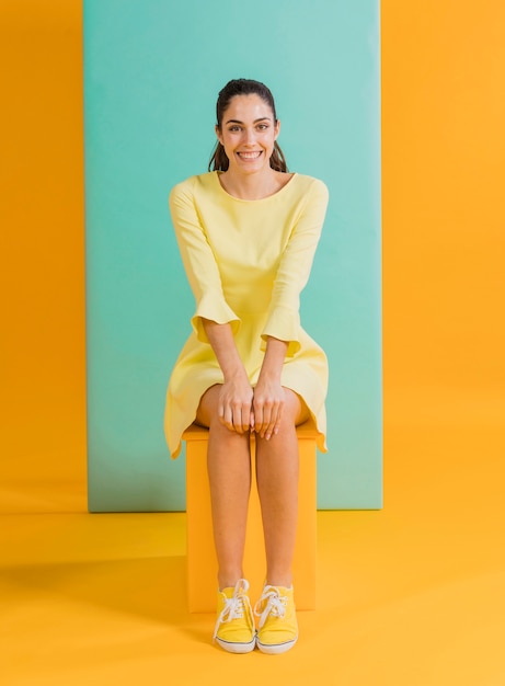 Feliz mujer en vestido amarillo