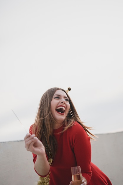 Feliz mujer en vestido rojo riendo