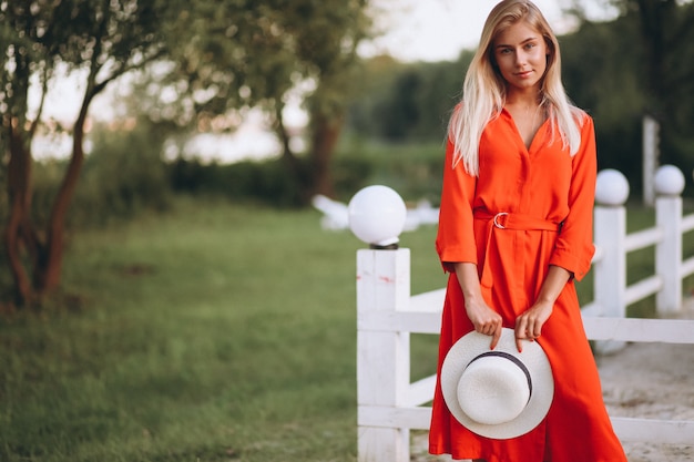 Feliz mujer en vestido rojo en unas vacaciones