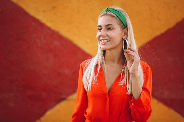 Feliz mujer en vestido rojo en unas vacaciones