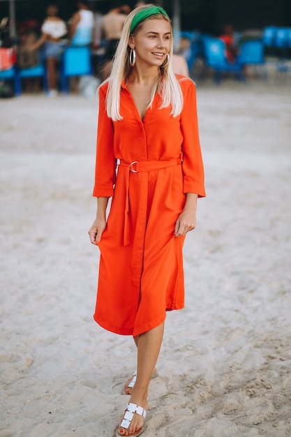 Foto gratuita feliz mujer en vestido rojo en unas vacaciones