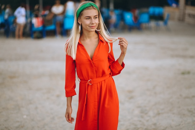 Feliz mujer en vestido rojo en unas vacaciones