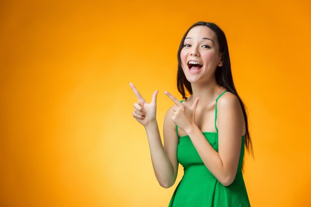 Feliz mujer en vestido verde