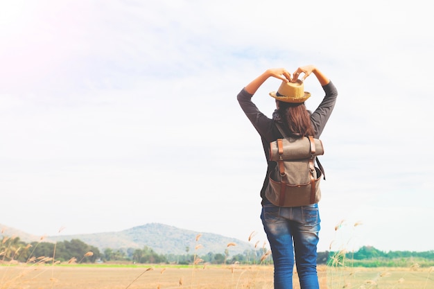 Feliz, mujer, viajero, Mirar, azul, cielo, Manos, amor, señal, Wanderlust, viaje, concepto, espacio ...