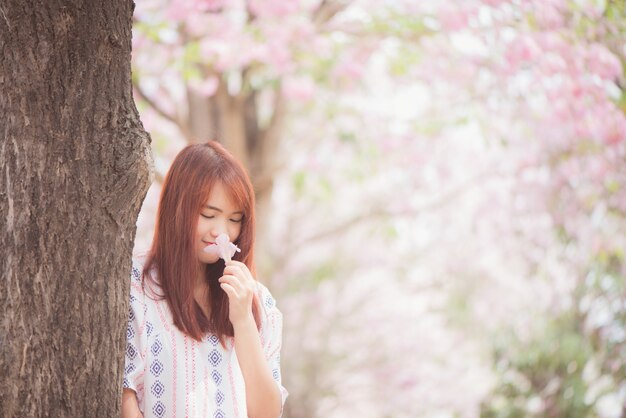 Feliz mujer, viajero, relajarse, sentir, libre, cereza, flores, o, sakura, flor, árbol, vacaciones