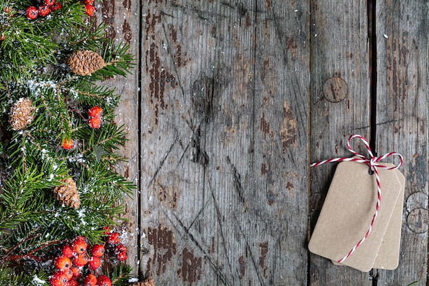 Feliz Navidad y felices fiestas tarjeta de felicitación, marco, banner. Año nuevo. Tarjeta de feliz año nuevo con nieve sobre fondo de madera. Tema de vacaciones de Navidad de invierno. Endecha plana. copia espacio