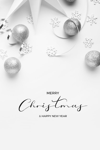 Foto gratuita feliz navidad y feliz año nuevo greetins con tonos plateados sobre un fondo blanco elegante