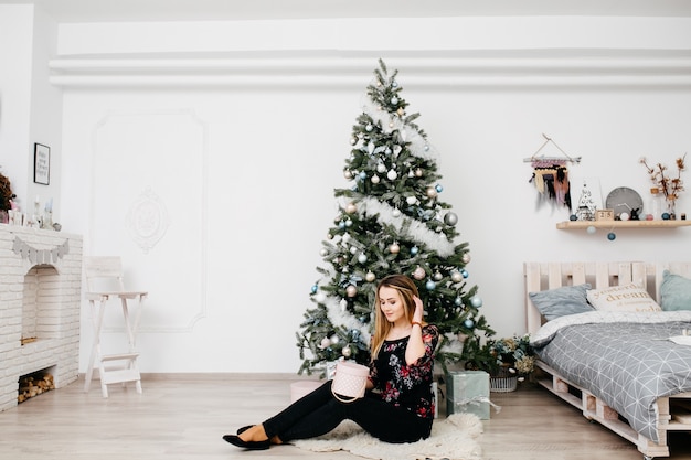 Feliz Navidad. Joven mujer celebrando la Navidad