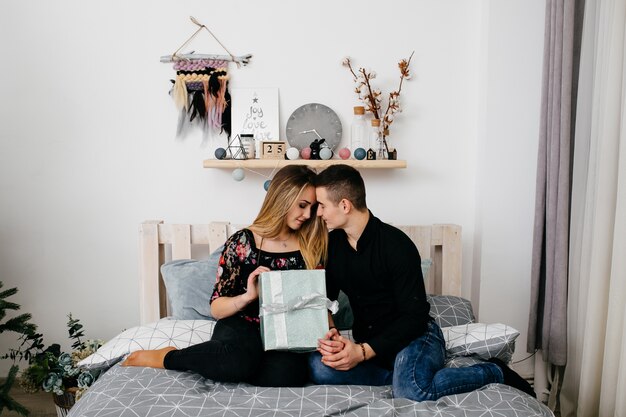 Feliz Navidad. Pareja joven celebrando la Navidad