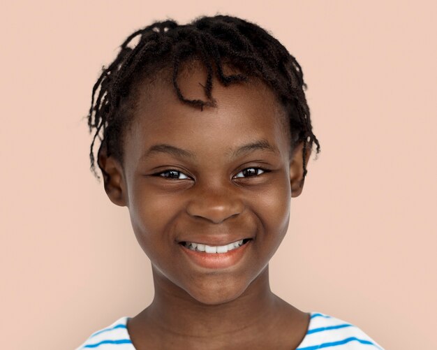 Feliz niña africana, retrato de rostro sonriente