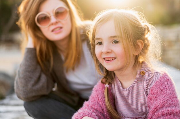 Feliz niña y madre