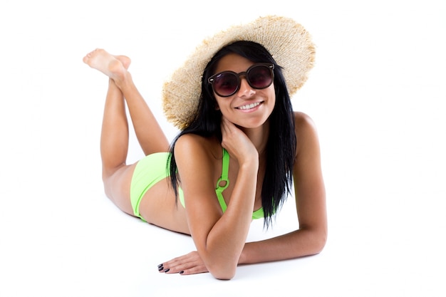 Foto gratuita feliz niña con sombrero y bikini verde