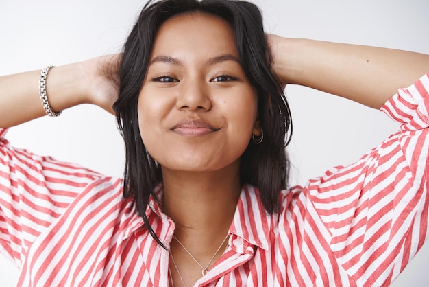 Foto gratuita feliz niña sonriente cogidos de la mano detrás de la cabeza en pose perezosa