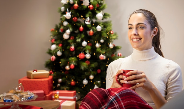 Feliz niña sosteniendo una taza de té