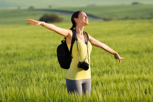 Foto gratuita feliz niña tomando fotos en el campo