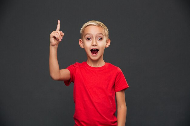 Feliz niño lindo niño tiene una idea.