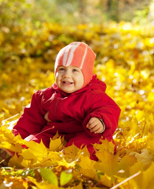 Feliz niño en otoño parque