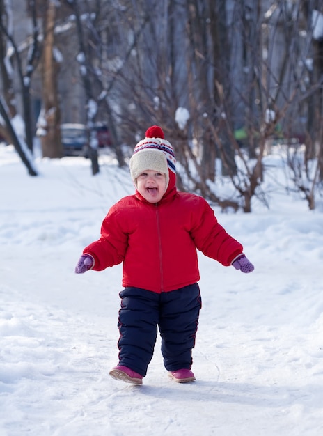 Feliz niño en el parque de invierno