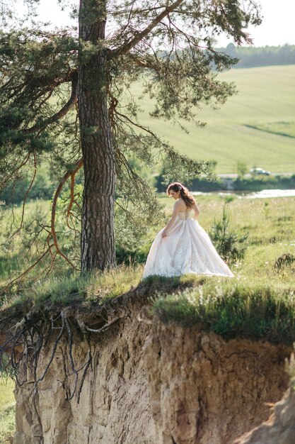 Feliz novia camina en el bosque