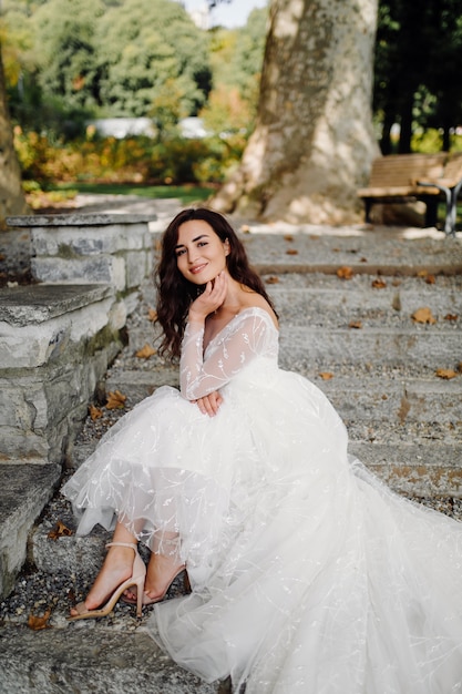 Feliz novia mujer en un vestido de novia posando