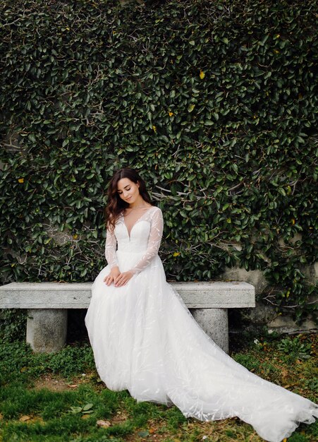 Feliz novia mujer en un vestido de novia posando