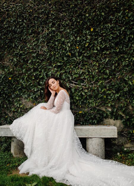 Feliz novia mujer en un vestido de novia posando