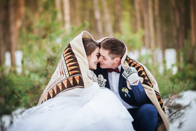 Feliz novia y el novio en el día de invierno en su boda