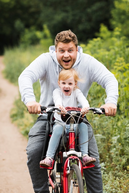 Feliz padre e hija en bicicleta