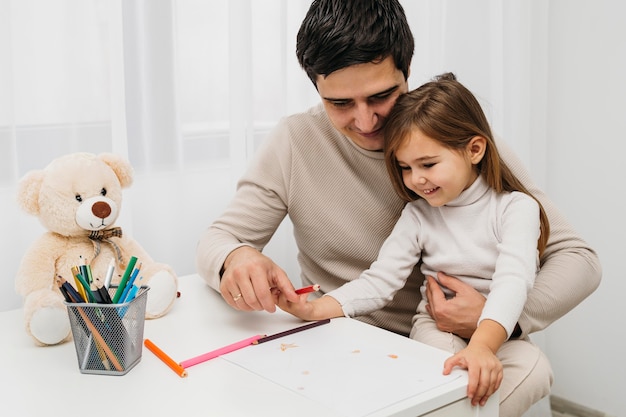 Feliz padre e hija en casa juntos