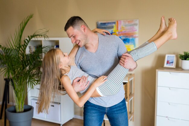 Feliz padre e hija pasar tiempo juntos