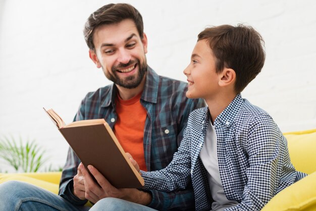 Feliz padre e hijo leyendo