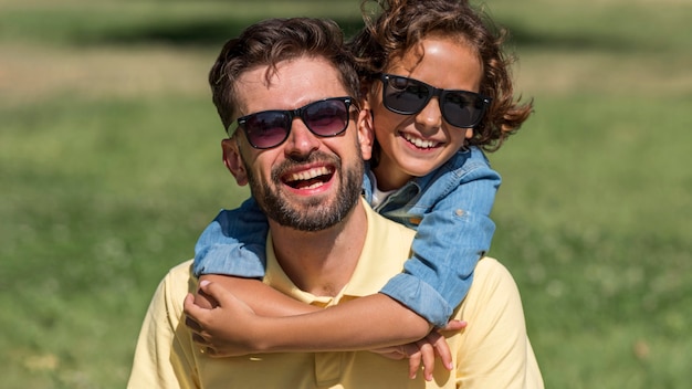 Feliz padre e hijo pasando un buen rato juntos en el parque