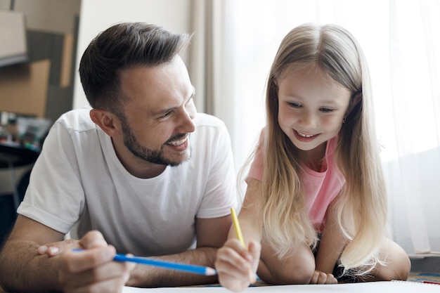 feliz padre sonriente y su hija en casa